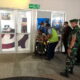 MJ penumpang pesawat dalam keadaan terluka saat diturunkan di KNIA mendapat pengawalan ketat. Waspada/Irianto