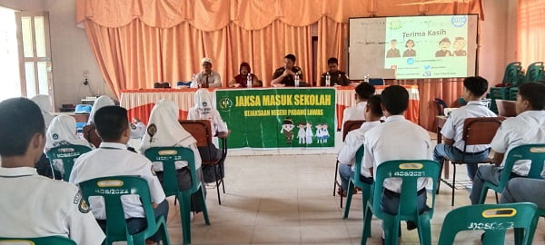 Kasi Intel Kejaksaan Negeri Padanglawas gelar program jaksa masuk sekolah (JMS) di SMKN 1 Barumun, Senin (24/10). (Waspada/Idaham Butar Butar)