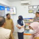 Kabag Ops Kompol Dheny Firmandika, S.Ab. SIK didampingi Kadinkes Kota Langsa dr. Muhammad Yusuf Akbar saat melakukan pengecekan obat sirop yang dilarang BPOM yang berada di rumah sakit (RS) dan sejumlah apotek serta depot obat di wilayah Kota Langsa, Senin (24/10). Waspada/dede