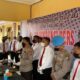 Kapolres Simalungun AKBP Ronald FC Sipayung didampingi Kasat Reskrim AKP Rachmat Aribowo dan personel lainnya saat melakukan konfetensi pers terkait pembunuhan Theofinus Situmorang, di Mako Polres Simalungun di Pamatang Raya, Senin (24/10).(Waspada.id/ist).
