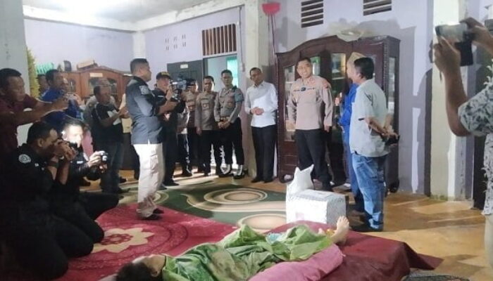Kapolres Agara Besuk Istri Wartawan Terbaring Sakit