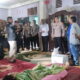 Kapolres beserta jajaran besuk sekaligus memberikan bantuan kepada Siti Aisyah Sinaga terbaring sakit menahun di rumahnya Senin (24/10). Waspada/Seh Muhammad Amin