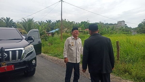 WALI Kota Subulussalam, H. Affan Alfian Bintang, SE dan Kepala Mukim, Haris Muda Bancin (belakangi lensa) di pusat rencana lokasi MTQ Kota Subulussalam, Kampong Dasan Raja, Kecamatan Penanggalan, Waspada/Ist.