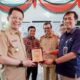 Direktur Operasional dan Produksi PT. PIM, Jaka Kirwanto, Senin (24/10) menyerahkan cinderamata kepada Penjabat Gubernur Aceh, Achmad Marzuki di Mes Raja Lanang usia meninjau Pabrik NPK PIM. Waspada/Ist