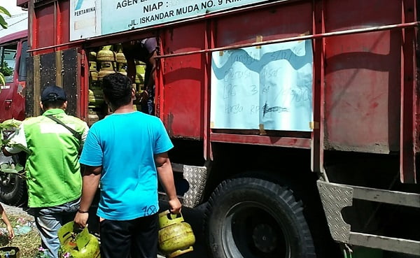 Truk pengangkut gas menurunkan gas elpiji 3 kilogram di Pangkalan kecamatan Singkil. Waspada/Arief H