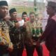 Camat Seunagan menyerahkan dana pembinaan kepada Imum Mukim Kulu Jamaludin dalam penutupan MTQ XI Tingkat Kecamatan Seunagan, Senin (24/10).(Waspada/Muji Burrahman)