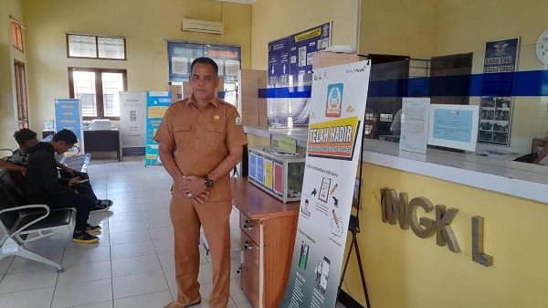 Kepala Samsat UPTD XX Jusri saat dikonfirmasi waspada.id, di Kantor Samsat Desa Pulo Sarok Aceh Singkil, Senin (25/10). WASPADA,id/Ariefh