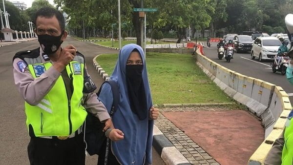 Wanita Bawa Pistol yang Coba Terobos Istana. Waspada/Ist