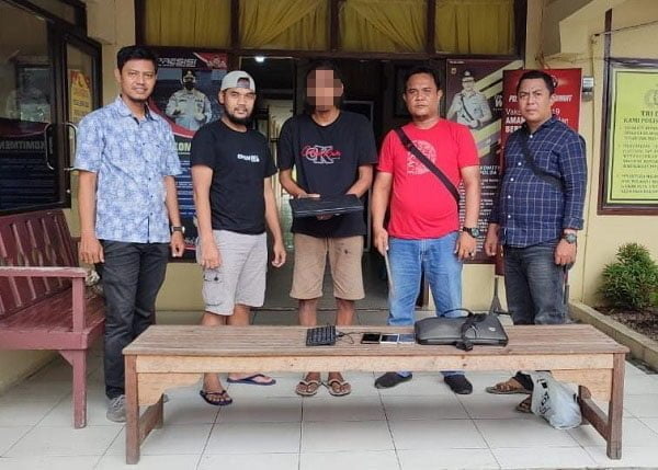 Satreskrim Polsek Langsa Barat saat menangkap satu tersangka pembobol rumah di Perumahan Bhayangkara Dsn. Mutiara Indah Desa Alue Dua, Kecamatan Langsa Baro, Selasa (25/10). Waspada.id/dede