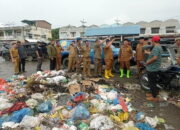 Pj Bupati Agara, Syakir Sidak ke pasar pagi Kutacane soal tumpukan sampah dan jalan yang lumpur. Waspada.id/Ist