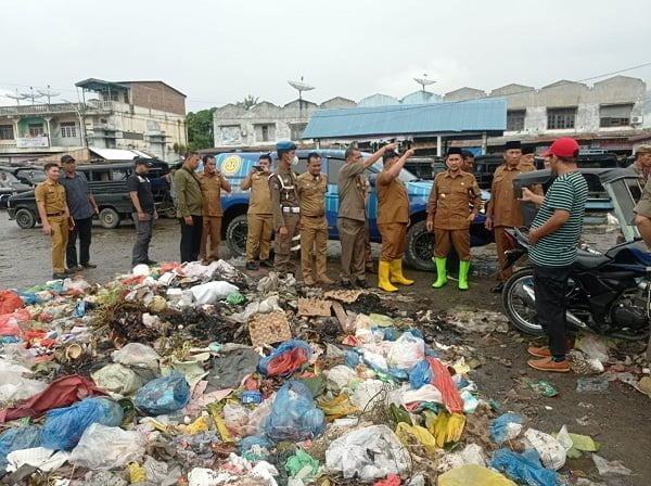 Pj Bupati Agara, Syakir Sidak ke pasar pagi Kutacane soal tumpukan sampah dan jalan yang lumpur. Waspada.id/Ist