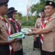 Wakil Bupati Pidie Jaya, yang juga Ketua Kwarcab Gerakan Pramuka Pidie Jaya, Sayed Mulyadi, menyerahkan secara simbolis wadah makan Isi Piringku kepada peserta Perkemahan Germas Sehati di Pidie Jaya, Senin (24/10). (Waspada.id/Ist)