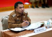 Penjabat Bupati Aceh Besar Muhammad Iswanto, S.STP MM menyampaikan Laporan Pertanggungjawaban (LPJ) periode Juli-Oktober 2022 kepada pejabat Itjen Kemendagri, melalui zoom meeting, Senin (24/10) dari Meuligo Bupati Aceh Besar. (Waspada.id/Ist)