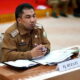 Penjabat Bupati Aceh Besar Muhammad Iswanto, S.STP MM menyampaikan Laporan Pertanggungjawaban (LPJ) periode Juli-Oktober 2022 kepada pejabat Itjen Kemendagri, melalui zoom meeting, Senin (24/10) dari Meuligo Bupati Aceh Besar. (Waspada.id/Ist)