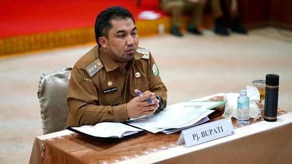 Penjabat Bupati Aceh Besar Muhammad Iswanto, S.STP MM menyampaikan Laporan Pertanggungjawaban (LPJ) periode Juli-Oktober 2022 kepada pejabat Itjen Kemendagri, melalui zoom meeting, Senin (24/10) dari Meuligo Bupati Aceh Besar. (Waspada.id/Ist)