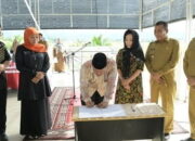 Sekda Aceh, Bustami Hamzah (kiri), mendampingi Gubernur Jawa Timur, Khofifah Indar Parawansa (dua kiri), menyaksikan serahterima Gedung Serbaguna Tgk Chik Pante Geulima atau gedung bantuan Tahir Foundation yang dilakukan Pimpinan Bank Mayapada Cabang Medan, Joelina David, di Komplek Perkantoran Bupati Pidie Jaya, Senin (24/10). (Waspada.id/Ist)