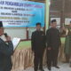 Camat Langsa Kota Yusrizal ST saat mengambil sumpah Imuem Mukim Langsa Kuta dan Langsa Teungoh dalam pelantikannya di kantor camat setempat, Selasa (25/10) (Waspada.id/Ibnu Sa'dan)