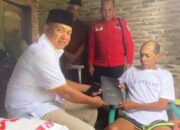 BUPATI Batubara Ir.H Zahir, M.AP di tengah-tengah membezuk Edi Siswito, 56, warga Desa Petatal, Kecamatan Datuk Tanah Datar, yang sudah enam bulan terbaring karena sakit.Waspada.id/Iwan Has