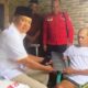 BUPATI Batubara Ir.H Zahir, M.AP di tengah-tengah membezuk Edi Siswito, 56, warga Desa Petatal, Kecamatan Datuk Tanah Datar, yang sudah enam bulan terbaring karena sakit.Waspada.id/Iwan Has