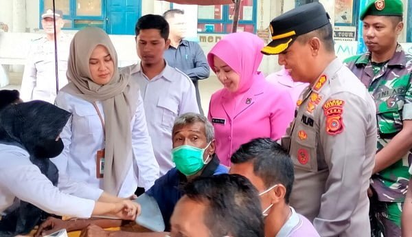 Kapolres Pidie Bersama Ketua Bhayangkari Bagikan Bansos Kapolres Pidie Bersama Ketua Bhayangkari Bagikan Bansos