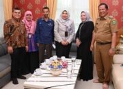 Kepala BPS Padang Sidempuan Hafsyah Aprillia (tengah) foto bersama dengan Wali Kota Padang Sidempuan Irsan Efendi Nasution (kanan) usai melakukan pendataan awal Regsosek di rumah dinas Wali Kota, Jl.Sudirman, Padang Sidempuan, Selasa (25/10). Waspada/ist