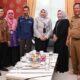 Kepala BPS Padang Sidempuan Hafsyah Aprillia (tengah) foto bersama dengan Wali Kota Padang Sidempuan Irsan Efendi Nasution (kanan) usai melakukan pendataan awal Regsosek di rumah dinas Wali Kota, Jl.Sudirman, Padang Sidempuan, Selasa (25/10). Waspada/ist