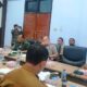 Suasana rapat koordinasi terkait pupuk bersubsidi Pj Bupati Abdya, dengan KP3 Abdya di Oproom kantor Bupati setempat, Senin (24/10) sore. Waspada.id/Syafrizal