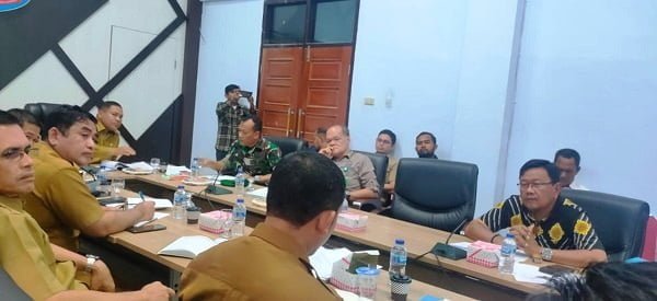 Suasana rapat koordinasi terkait pupuk bersubsidi Pj Bupati Abdya, dengan KP3 Abdya di Oproom kantor Bupati setempat, Senin (24/10) sore. Waspada.id/Syafrizal