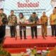 Asisten I Sekda Aceh, Dr. M. Jafar, SH, M.Hum, menyaksikan penandatangan MoU antara SKPA dengan OPD Provinsi Jatim pada acara Misi Dagang dan Investasi kedua daerah, di Amel Convention Hall, Banda Aceh, Selasa (25/10) malam. (Waspada.id/Zafrullah)