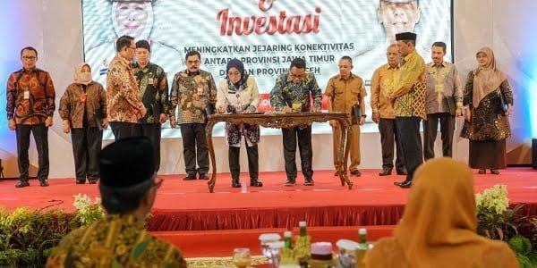 Asisten I Sekda Aceh, Dr. M. Jafar, SH, M.Hum, menyaksikan penandatangan MoU antara SKPA dengan OPD Provinsi Jatim pada acara Misi Dagang dan Investasi kedua daerah, di Amel Convention Hall, Banda Aceh, Selasa (25/10) malam. (Waspada.id/Zafrullah)