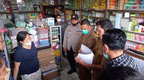 Dinkes bersama Polres Tanah Karo Sidak ke Sejumlah Apotek dan Minimarket di Kabanjahe. Waspada,id/Tio Bukit