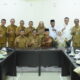 Guru dan Tenaga Kependidikan (GTK) Banda Aceh berprestasi tingkat Provinsi Aceh foto bersama dengan anggota DPRK Banda Aceh dari Komisi IV, Rabu (26/10/22). (Waspada,id/T.Mansursyah)