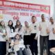 Wadir Umum dan Keuangan RSUD Tgk Chik Ditiro, Sigli M.Nur foto bersama karyawan dan karyawati RSUD setempat dinsela-sela melakukan donor darah dalam rangka menymbut Hari Kesehatan Nasional (HKN) ke-58 di gedung Diagnostik Center, Rabu (26/10). Waspada.id/Muhammad Riza