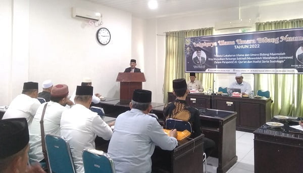Ketua MPU Kota Banda Aceh Tgk.Damanhuri Basyir membuka Lokakarya ulama-umara bidang muamalah di Aula MPU Banda Aceh, Selasa (25/10/22). (Waspada.id/T.Mansursyah)