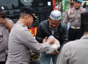 Pembagian Bansos dipimpin Wakapolres Langsa Kompol Ichsan, SH kepada masyarakat, Rabu (26/10). Waspada.id/dede