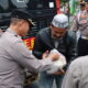 Pembagian Bansos dipimpin Wakapolres Langsa Kompol Ichsan, SH kepada masyarakat, Rabu (26/10). Waspada.id/dede
