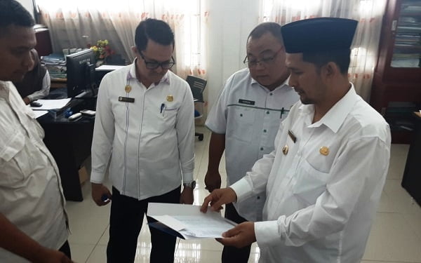 Pj Bupati Drs.Syakir.M.Si didampingi Asisten III Setdakab, Drs. Sudirman. M.Pd ,memeriksa absen kehadiran ASN di Kantor Bappeda Aceh Tenggara, Rabu (26/10) .Waspada.id/Ali Amran