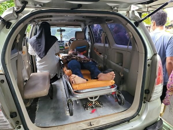 Ade Riska, korban kecelakaan yang kritis saat dievakuasi dengam mobil ambulan ke RSUD SAAS Peureulak, Aceh Timur, Rabu (26/10). Waspada.id/Ist.