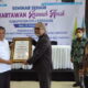 KETUA Umum Komisi Nasional Perlindungan Anak Arist Merdeka Sirait menyerahkan Piagam Penghargaan kepada Pemkab Deliserdang yang diterima Wakil Bupati Deliserdang HMA Yusuf Siregar pada Pembukaan Seminar Sehari Wartawan Ramah Anak Kabupaten Deliserdang di lantai II Gedung P3UD Deliserdang Tanjungmorawa, Rabu (26/10).(Waspada.id/Khairul K Siregar/B)