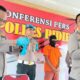 Kapolres Pidie AKBP Padli didampingi Waka Polres Kompol Muhammad Taufiq menyampaikan keterangan pers kasus pencabulan yang diduga dilakukan tersangka BT, yang mengaku berprofesi sebagai dukun atau akrab dijuluki "Pesulap Hijau" terhadap sejumlah ibu muda di daerah itu, Rabu (26/10). Waspada.id/Muhammad Riza