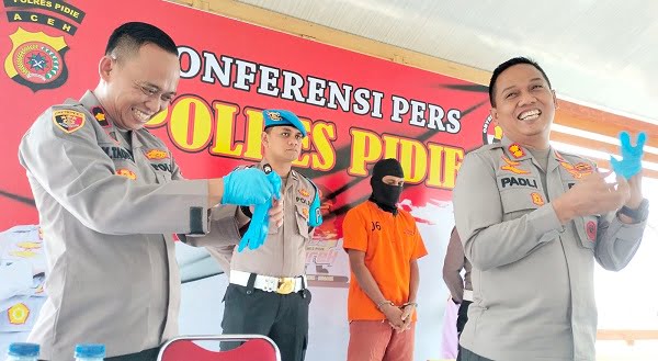 Kapolres Pidie AKBP Padli didampingi Waka Polres Kompol Muhammad Taufiq menyampaikan keterangan pers kasus pencabulan yang diduga dilakukan tersangka BT, yang mengaku berprofesi sebagai dukun atau akrab dijuluki "Pesulap Hijau" terhadap sejumlah ibu muda di daerah itu, Rabu (26/10). Waspada.id/Muhammad Riza
