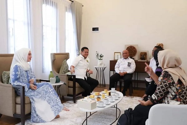 Wabup Sergai H. Adlin Umar Yusri Tambunan, ST, MSP, beserta istri Ny. Aini Zetara Adlin Tambunan, menerima kunjungan tim Regsosek BPS. Waspada.id/Darmawan