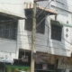 Kabel listrik terlihat semrawut di salah satu tiang listrik di Kota Aek Kanopan, Kamis (27/10) (Waspada.id/Ilyas munthe)