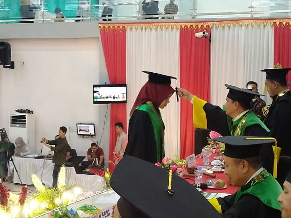 Rektor IAIN Langsa, Dr. H. Basri, MA saat melepas lulusan pada wisuda tahap II Tahun 2022 di Aula Laboratorium Terpadu kampus setempat, Kamis (27/10). Waspada.id/dede