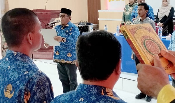 Penjabat (Pj) Bupati Pidie Ir Wahyudi Adisiswanto, M.Si melantik 203 pejabat fungsional di Aula Diklat, Kabupaten Pidie, Kamis (27/10). Waspada.id/Muhammad Riza