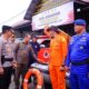 Pemeriksaan peralatan dan personel pada apel kesiap siagaan bencana alam yang digelar di Lapangan Apel Mapolres Pidie, Rabu (26/10) pagi. Waspada.id/Muhammad Riza