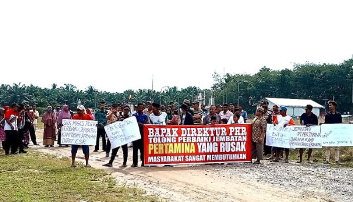 Warga Demo Pertamina Tuntut Perbaikan Jembatan Alur Lebah