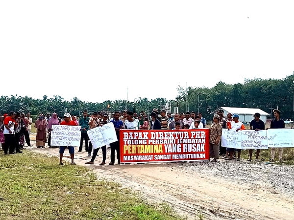 RATUSAN warga melakukan aksi unjuk rasa meminta memperbaiki jembatan Alur Lebah di Kec. Brandan Barat, yang sudah terputus. Waspada.id/Ist