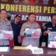 Kapolres Aceh Tamaiang,AKBP Imam Asfali memperlihatkan barang bukti beredarnya uang palsu yang pelakunya telah diamankan pihaknya. (Waspada.id/Yusri)