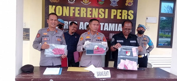 Kapolres Aceh Tamaiang,AKBP Imam Asfali memperlihatkan barang bukti beredarnya uang palsu yang pelakunya telah diamankan pihaknya. (Waspada.id/Yusri)